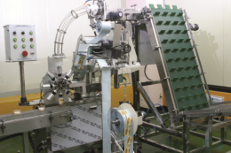 원뿔 형 컵 자동 라벨 부착기 (Auto-labeling machine for cup of cone type)