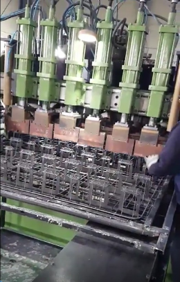 Semi-automatic span welding machine, wire mesh welding machine, wire mesh span welding machine
