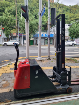중고전동스태커,니치유 전동 입식 스태커 물류용 지게차