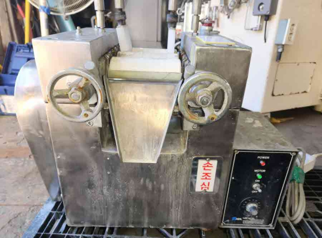 3본롤밀,Three roll mill,쓰리롤밀(쎄라믹,실험실용 2인치(55mm*130mm) 제품 이미지