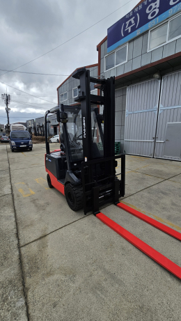 최신형 2013년식 니찌유 75형 좌식 2톤 전동지게차 4M 자동발장착 700만