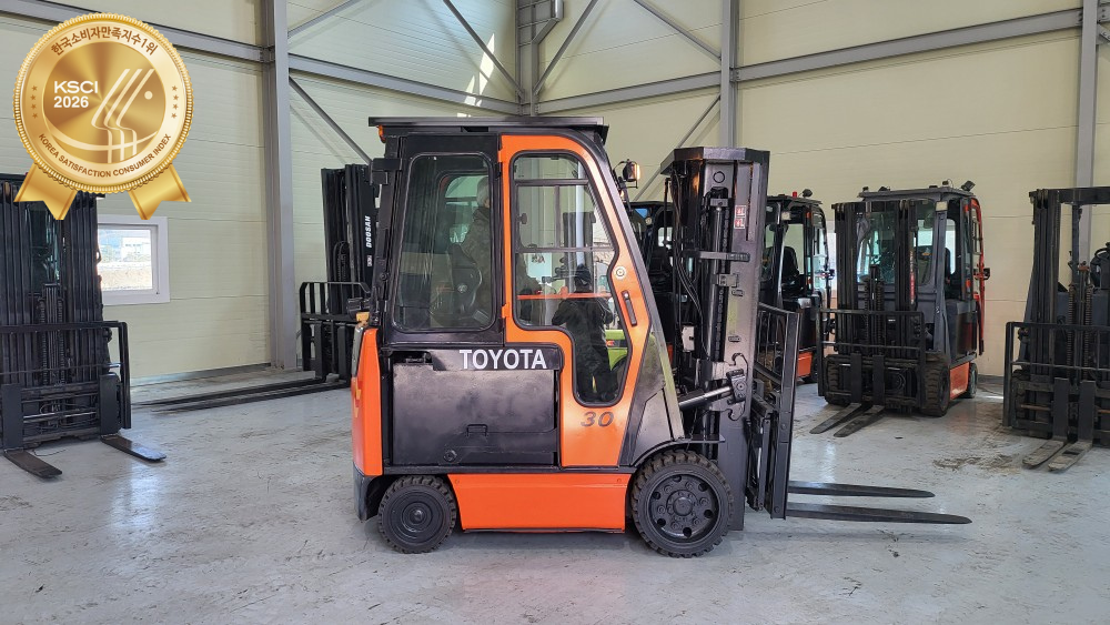 Toyota 3-ton electric forklift [8FBCU30] / 2012 model (battery 2019) / sit-down 4-stage mast, 4-way