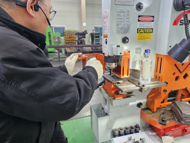 Hydraulic Metalworking Machine, Mobile Punch Product Image