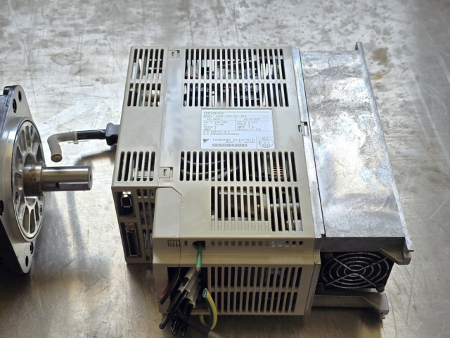 YASKAWA 1Kw 서보 모터 드라이버 세트 (SGDM-10AC / SGMGH-09ACB61) 제품 이미지