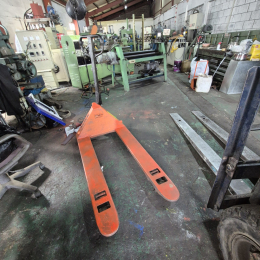 a pallet hydraulic jockey
