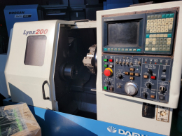 Daewoo 6-inch CNC shelf LYNX200A used CNC shelf.a chip conveyor.Vision 380L controller.