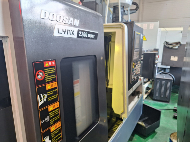 두산 6인치 갱타입 CNC선반 LYNX220G-super 중고CNC선반