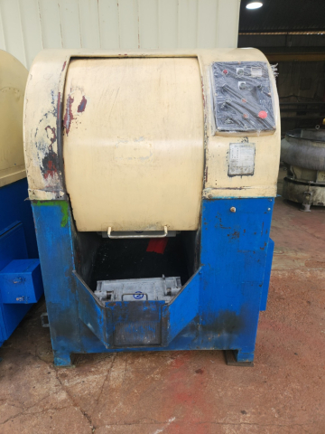 High-speed centrifugal barrel finishing machine 120L Product Image