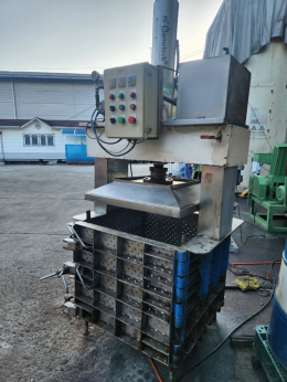 압축기  유압 15톤 800*800스텐통  용도 단무지.가죽.젖은천.깡통.비닐외