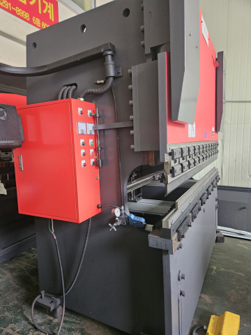한국MD 하향식 절곡기 3M 6T / 금종전자 KCP3000(2축) 제품 이미지