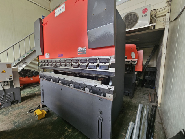 한국MD 하향식 절곡기 3M 6T / 금종전자 KCP3000(2축) 제품 이미지