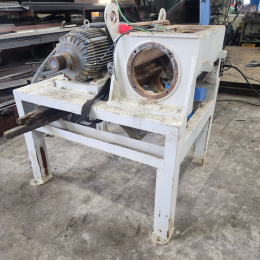 CRUSHING MACHINE AND CRUSHING MACHINE