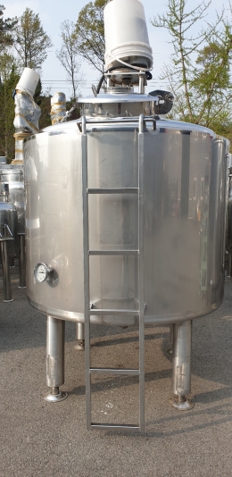 Triple jacket stirring tank (approximately 1,2 tons)